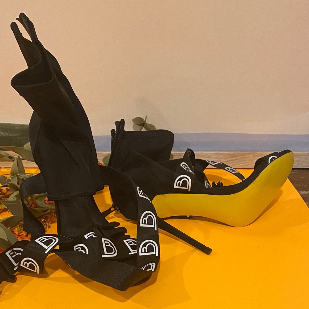 Chic Black Logo-Strap Heeled Sandals - Women